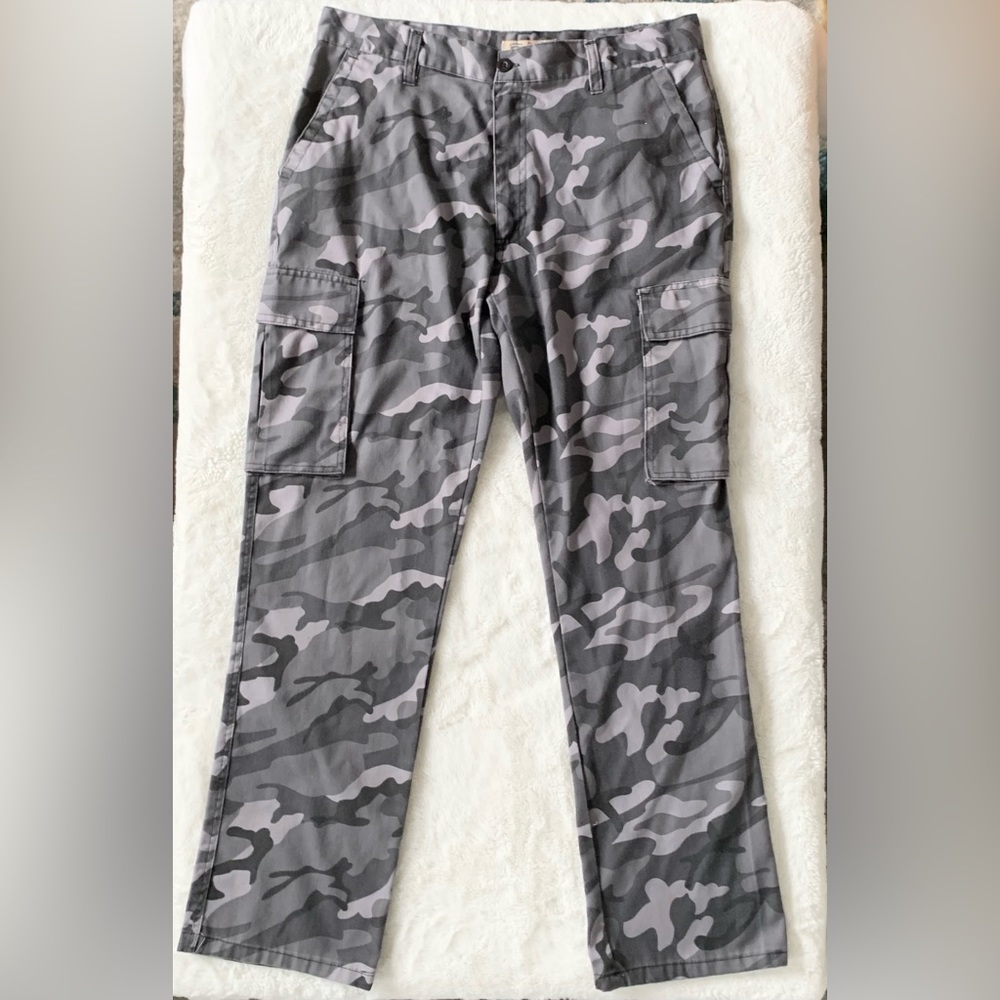 Canyon Club Gray Camo Cargo Pants